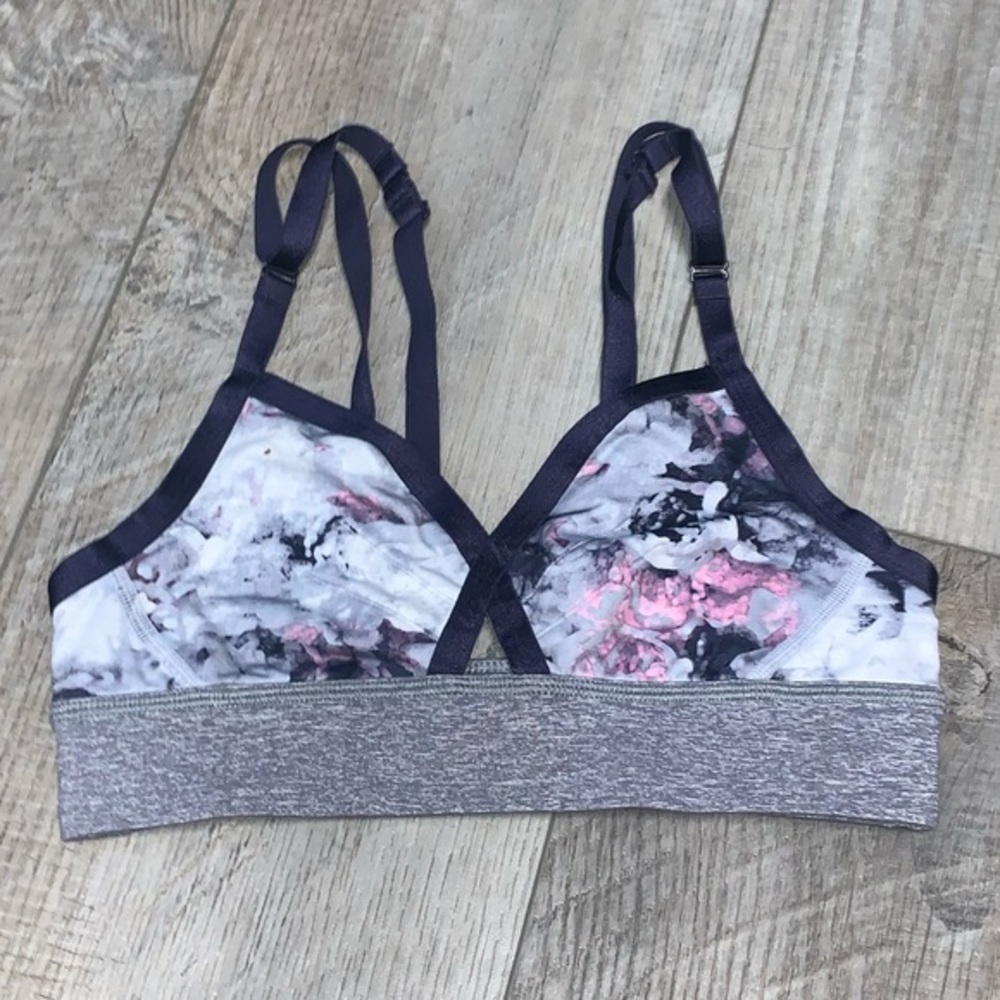 Lululemon Athletica strappy sports bra. Gray EUC